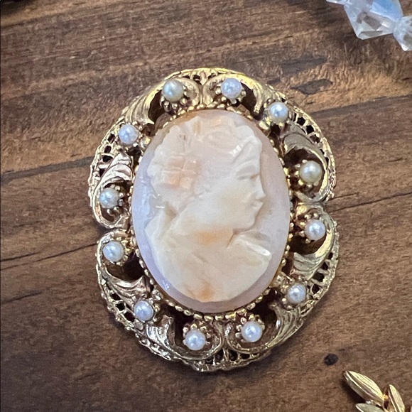 Florenza Jewelry - VTG~ Florenza Cameo Carved Shell Brooch/pendant Cream Cameo and Pearl Accents